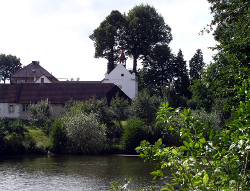 Pohled přes rybník na kapli